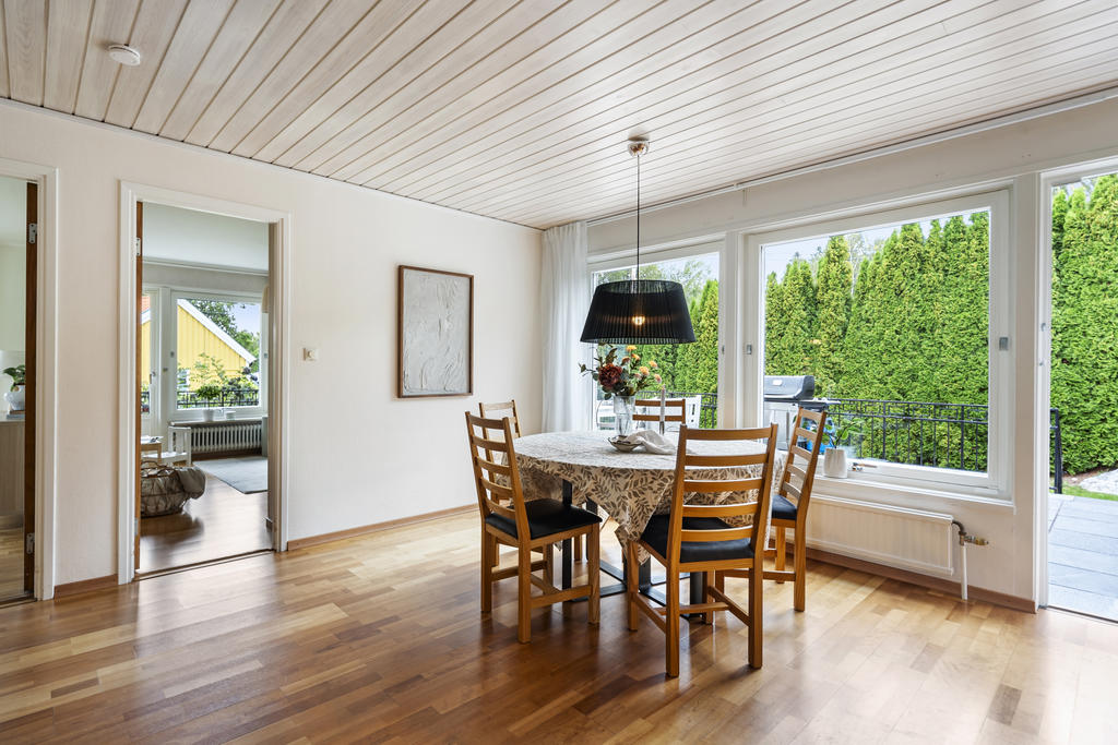 Matplats och Sovrum 3 bakom