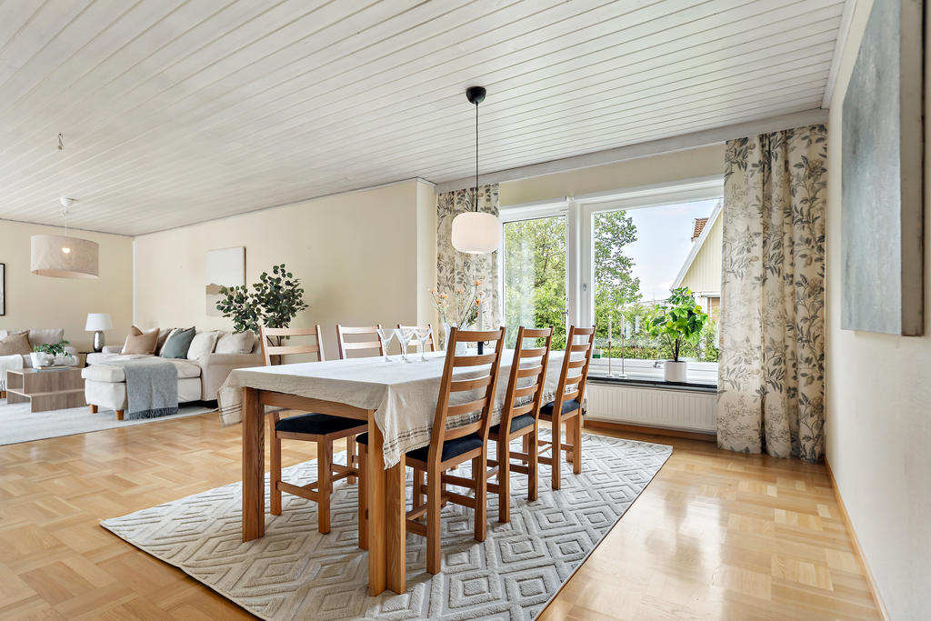 Vardagsrum med plats för matgrupp, också delbart om ytterligare sovrum behövs.
