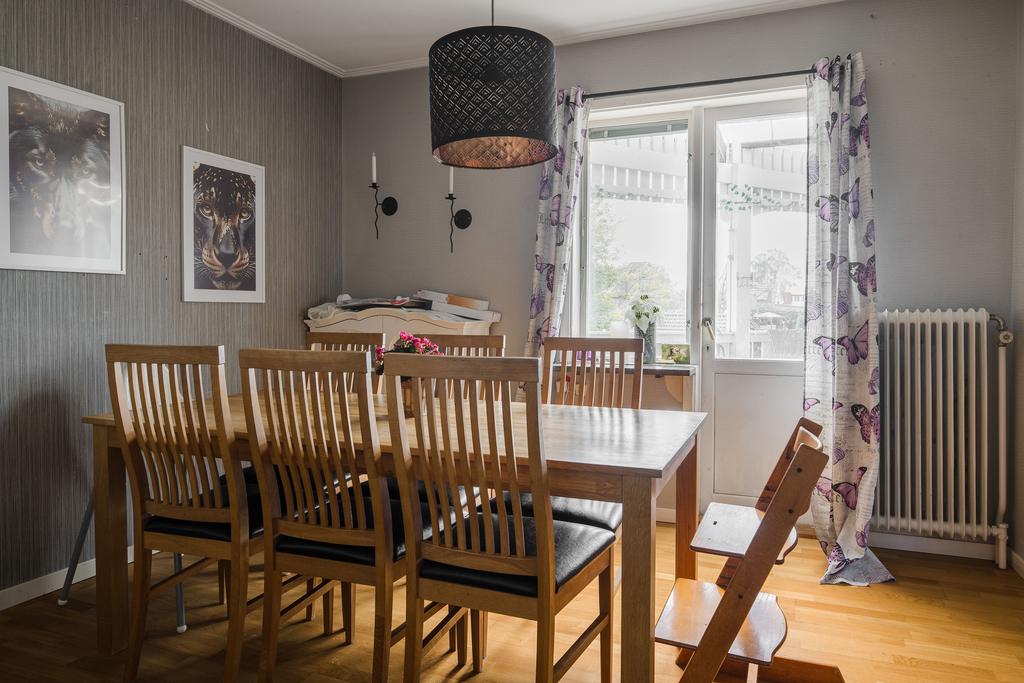 Sovrum 2 lgh 2, utgång till balkong