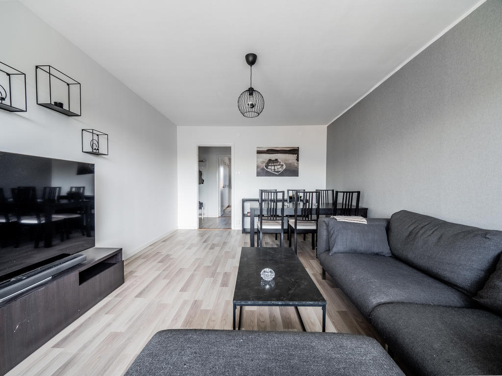 Ljust vardagsrum med plats för både soffa och matbord
