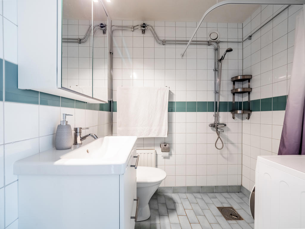 Badrum med ny inredning och ny tvättmaskin