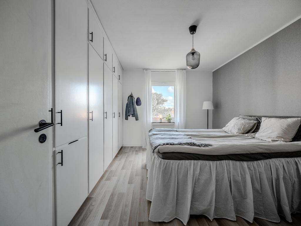 Sovrum 1 med garderobsvägg