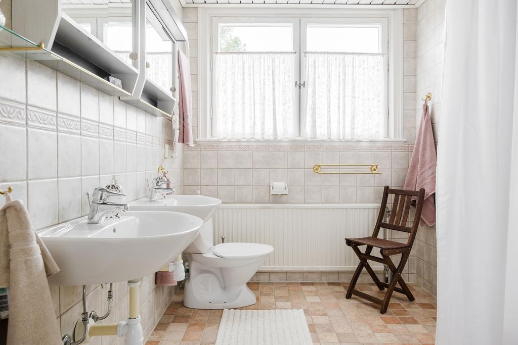Badrummet från vilket trappan till vinden går