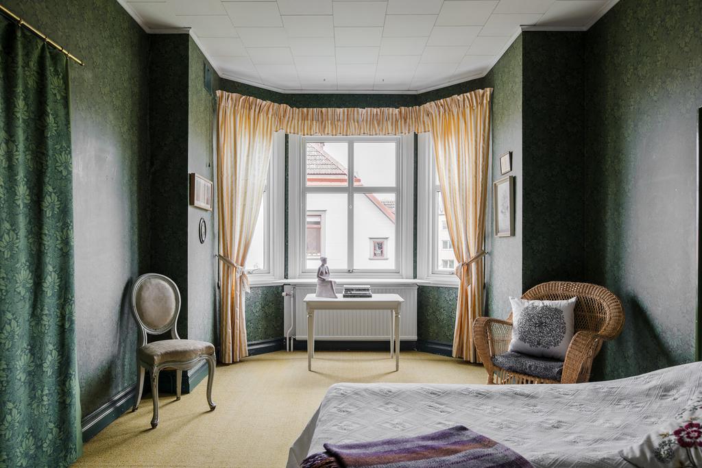 Andra sovrummet, mycket ljus från de höga fönstren