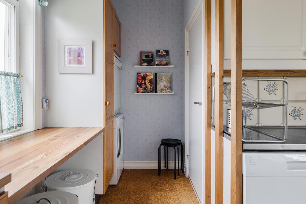 Tvätt och torktumlare, dörr till höger finns  f.d pannrummet