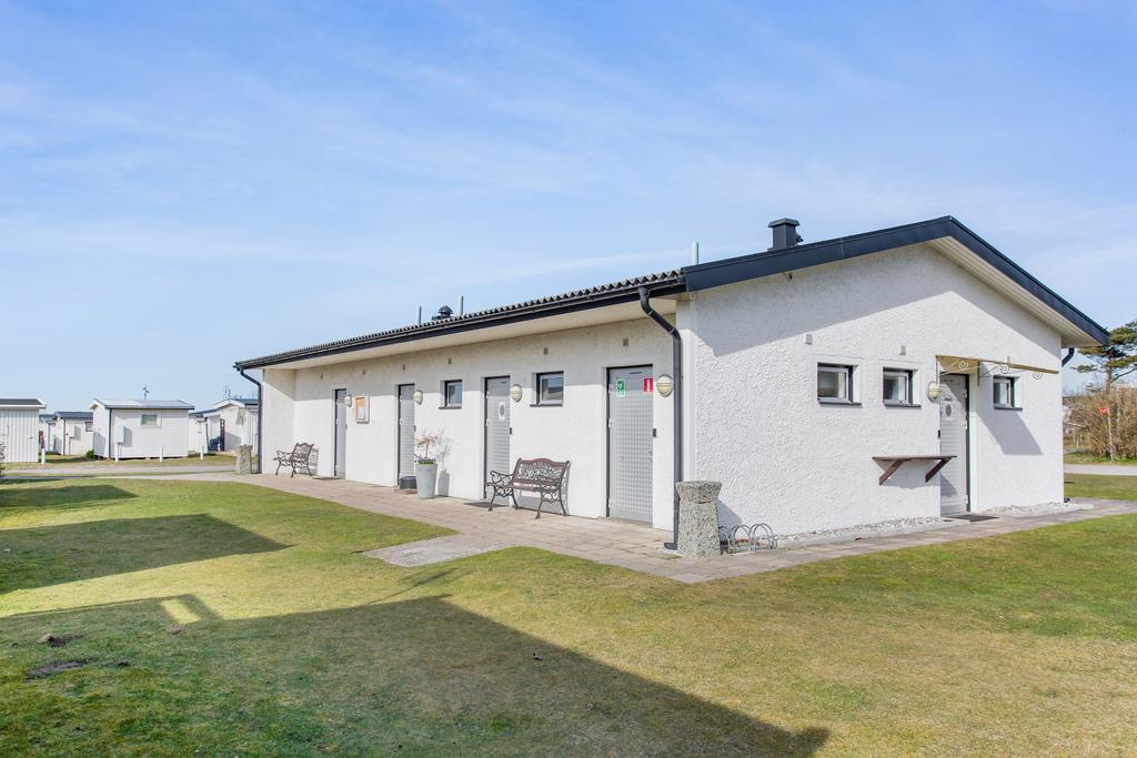 Servicebyggnaden (bild ifrån 2022) ligger med ett kort avstånd ifrån stugan!