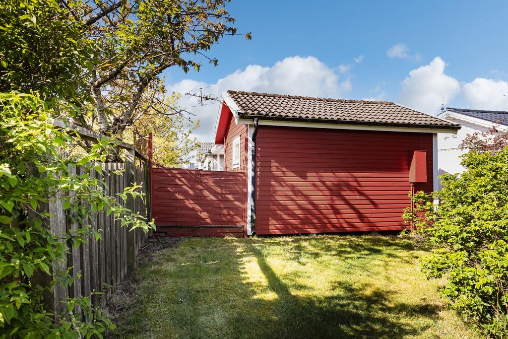 På baksidan av stugan finns ett utrymme som nuvarande ägare använt som parkering