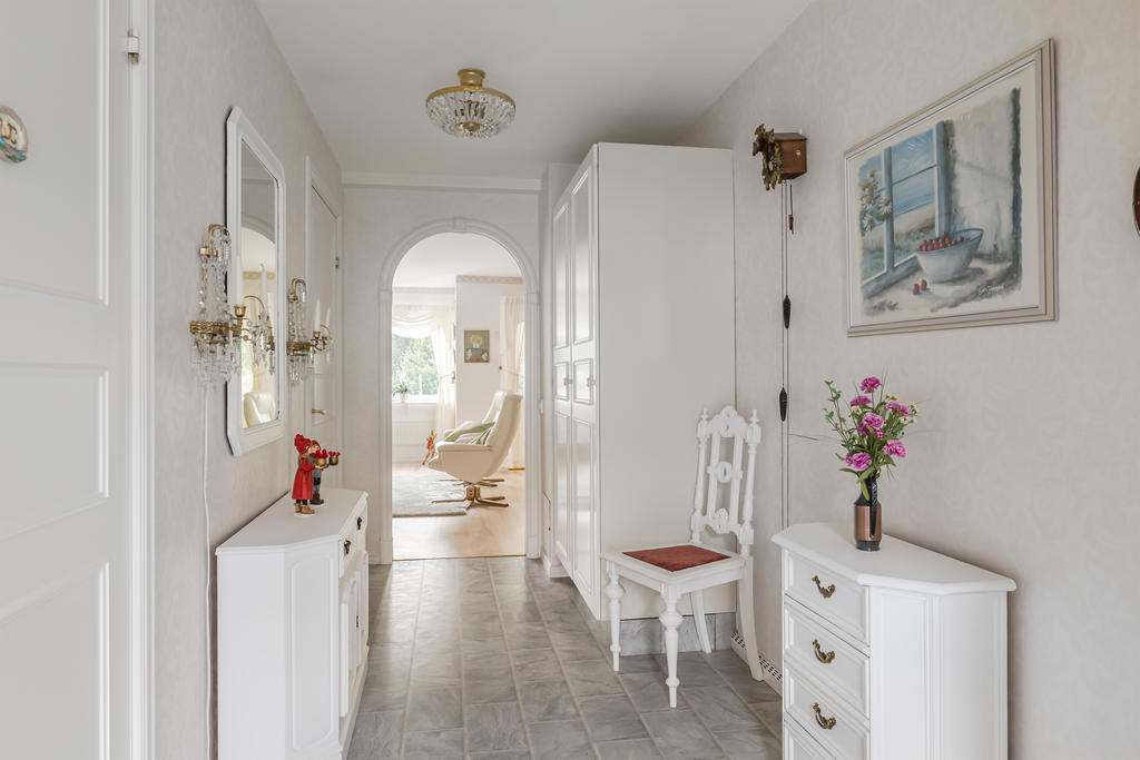 Rymlig hall med klädkammare och garderob