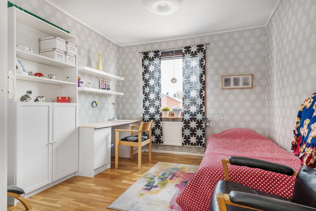 Sovrum intill vardagsrum