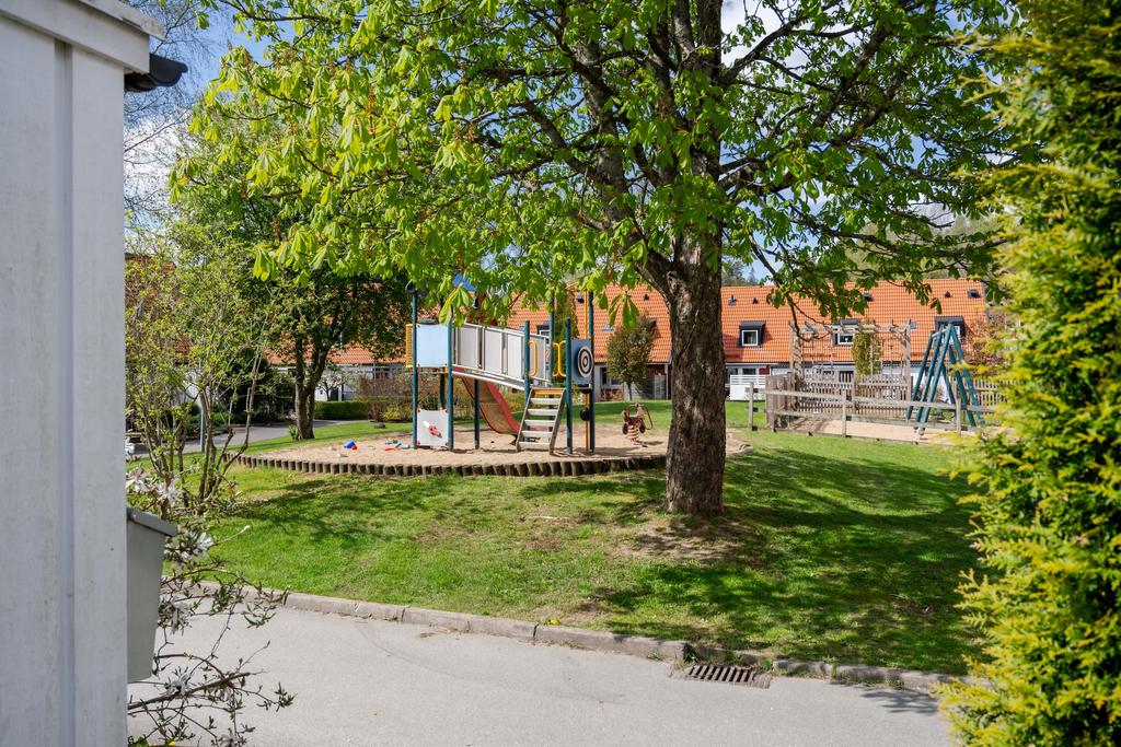 Gemensam lekplats på innergården