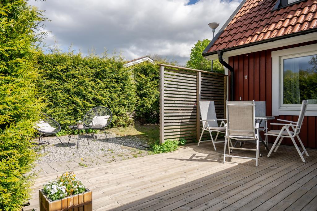 Insynsskyddad uteplats på gaveln 