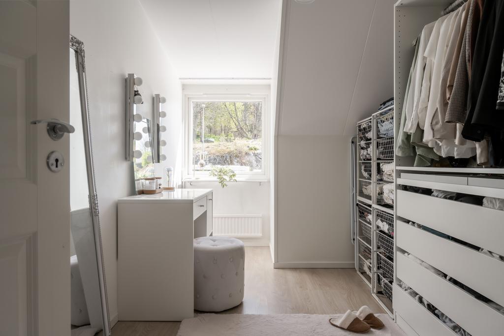 Sovrum 3 som säljaren använder som walk-in- closet