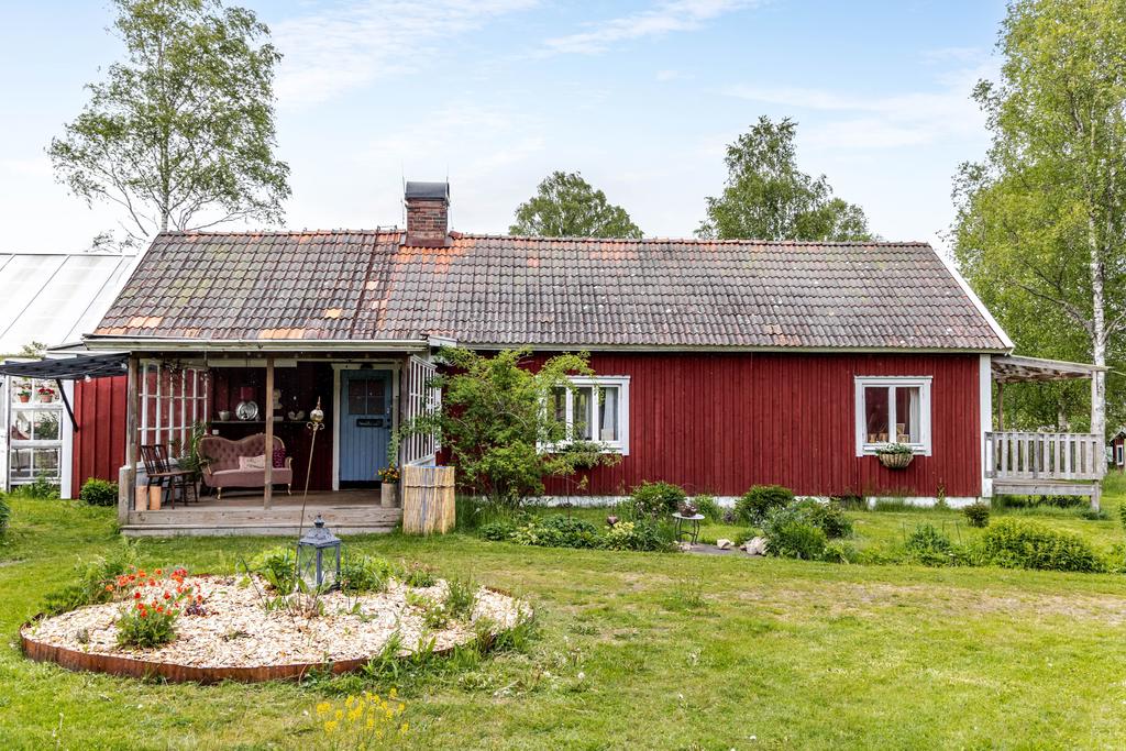 Vid husets entré finns en liten mysig veranda man kan inta en god kopp kaffe på.