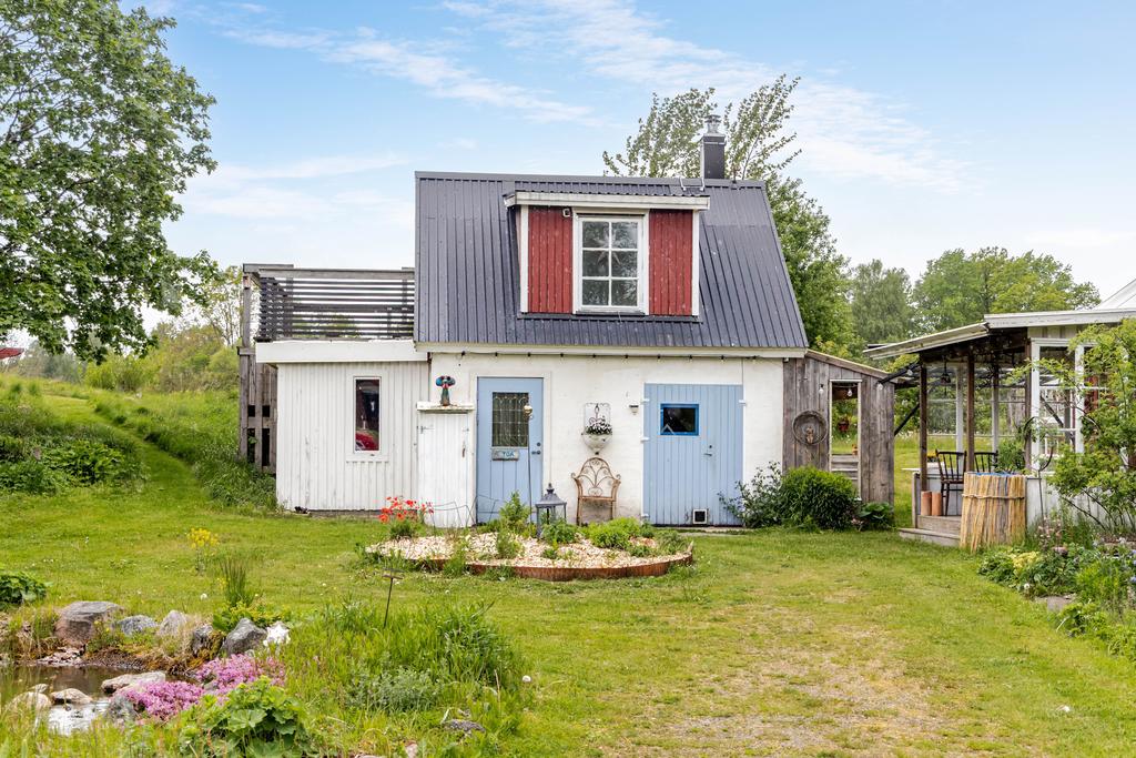 På ovanvåningen finns ännu ett gästrum / kontor.
