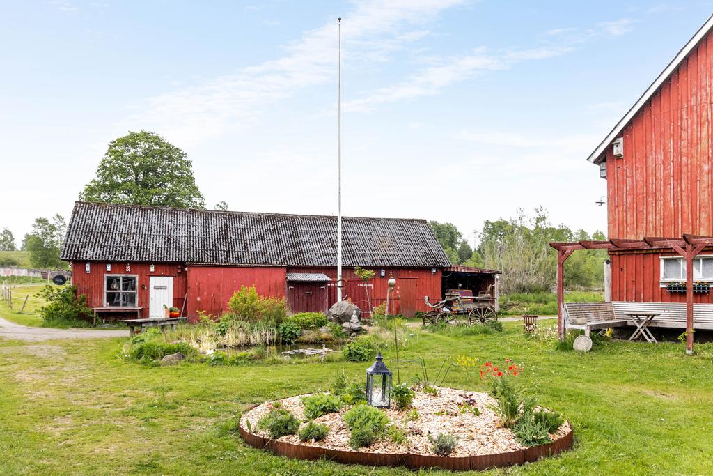 Den lilla ekonomibyggnaden med förråd och verkstad.