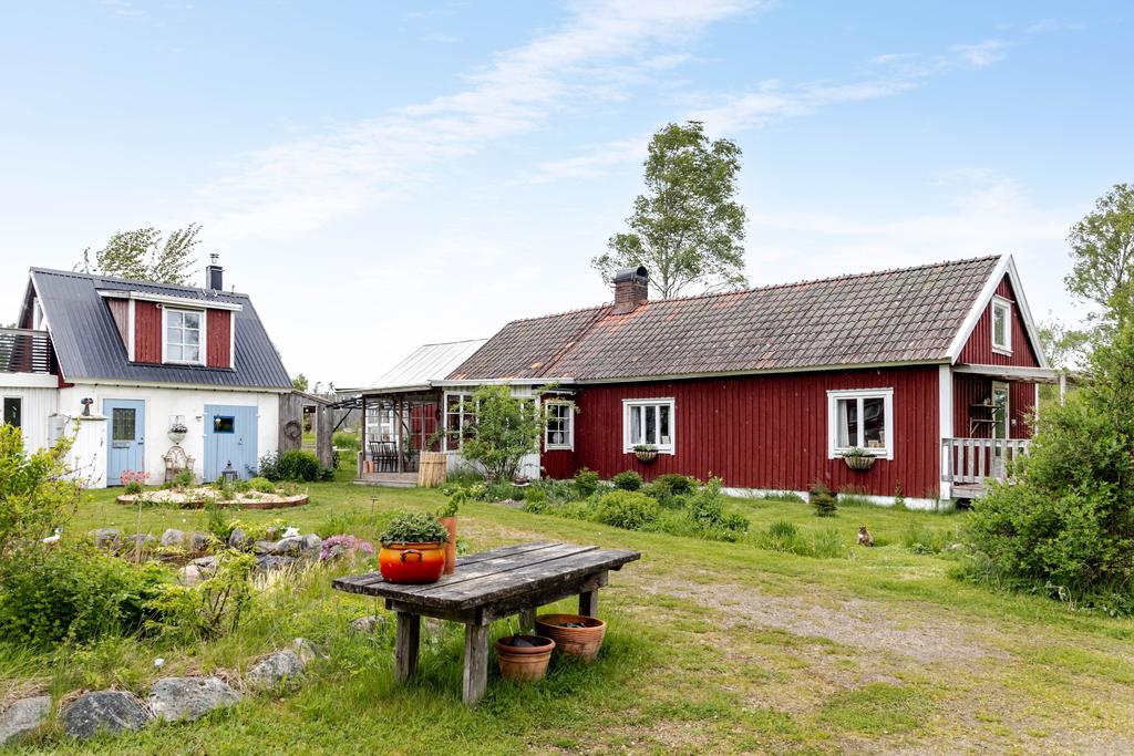 Torpet till höger och huset med tvättstuga till vänster. I det vita huset finns även en familjedusch och en bastu.