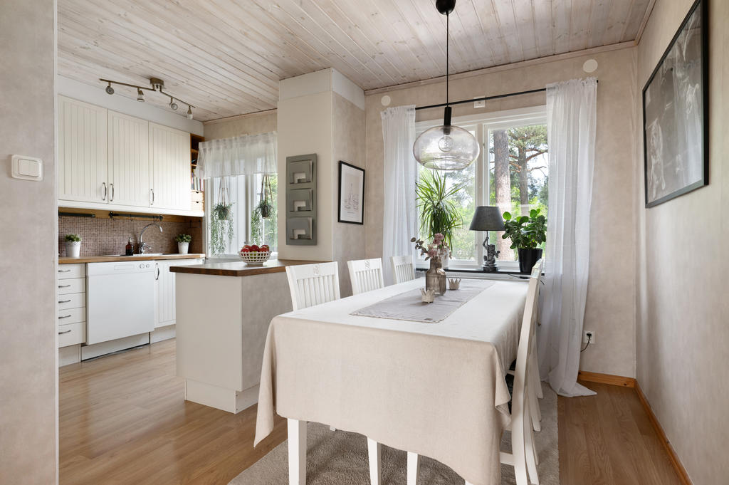 Kök med plats för matgrupp