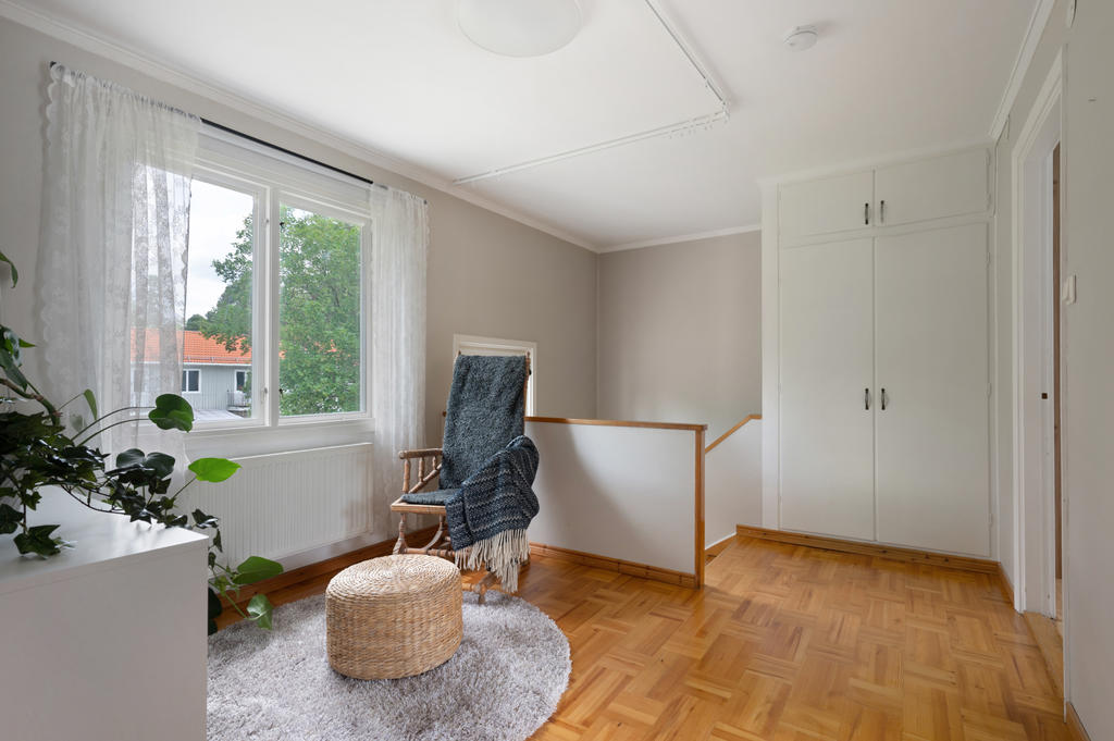 Möblerbar hall på övre plan