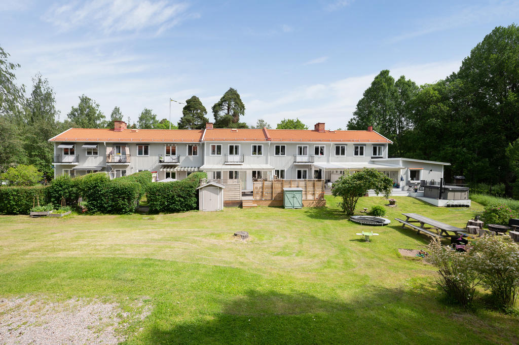 Stor gräsyta på baksidan av radhuset