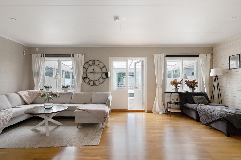 Från vardagsrummet nås det inglasade uterummet och altanen