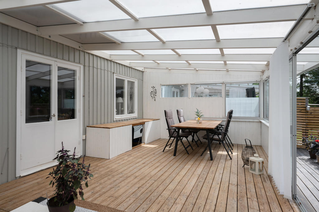 Uterummet är stort och erbjuder plats för såväl matgrupp som loungemöbler