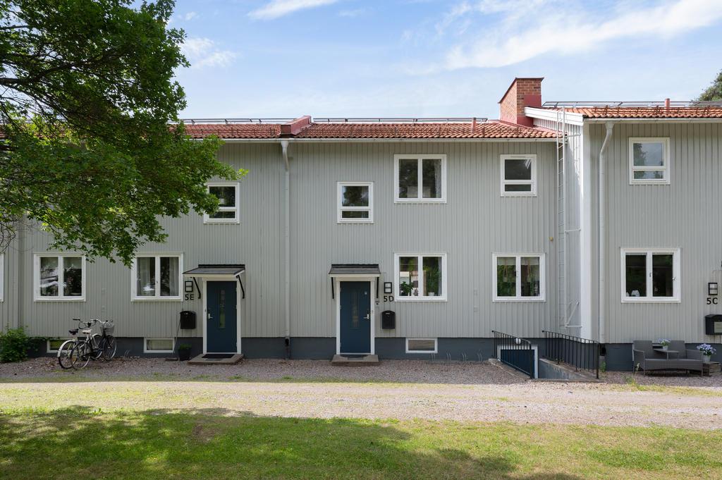 Entrén och separat ingång till förrådet