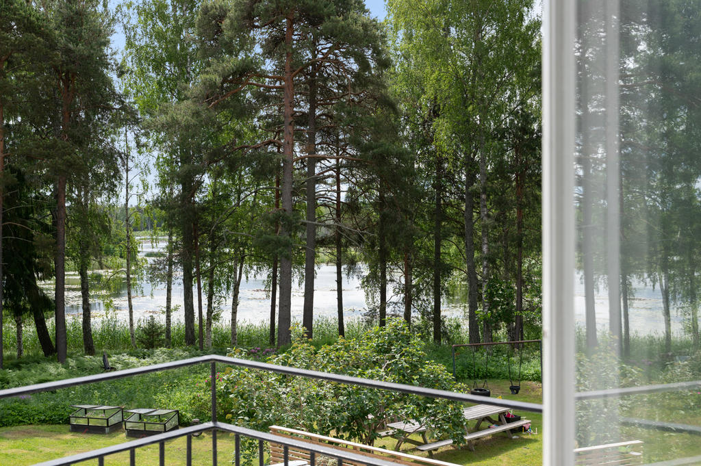Från balkongen kan man blicka ut över Rudsjön