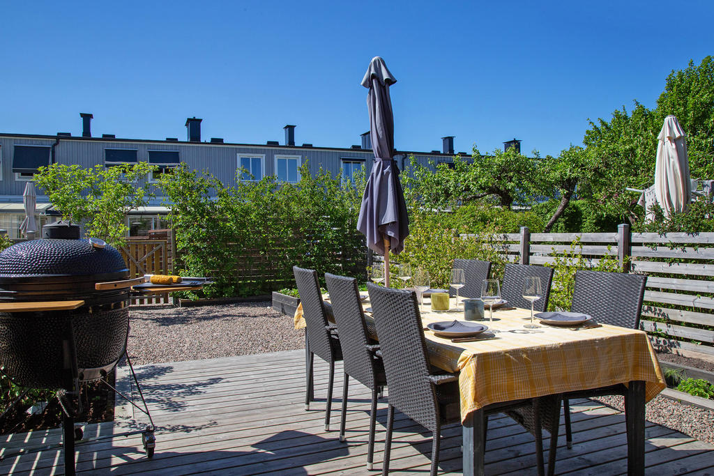 Gott om yta för grill och utemöblerna