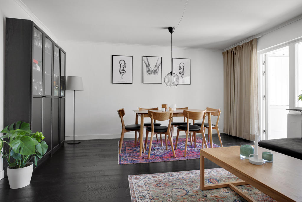 Vardagsrum med gott om plats för matbord och soffa