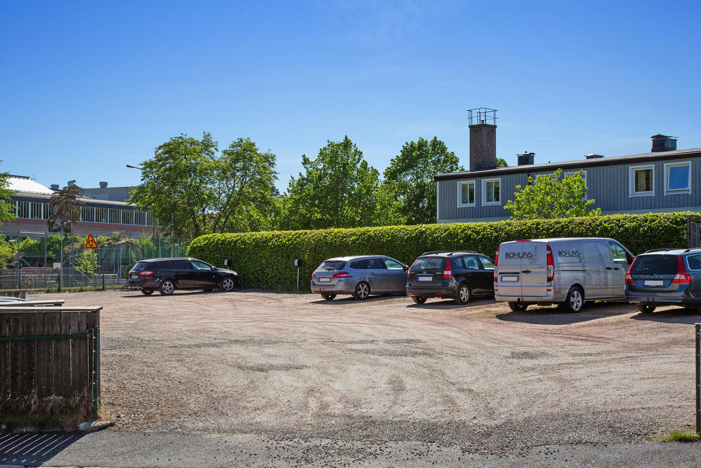 I anslutning till bostaden finns parkeringsplats