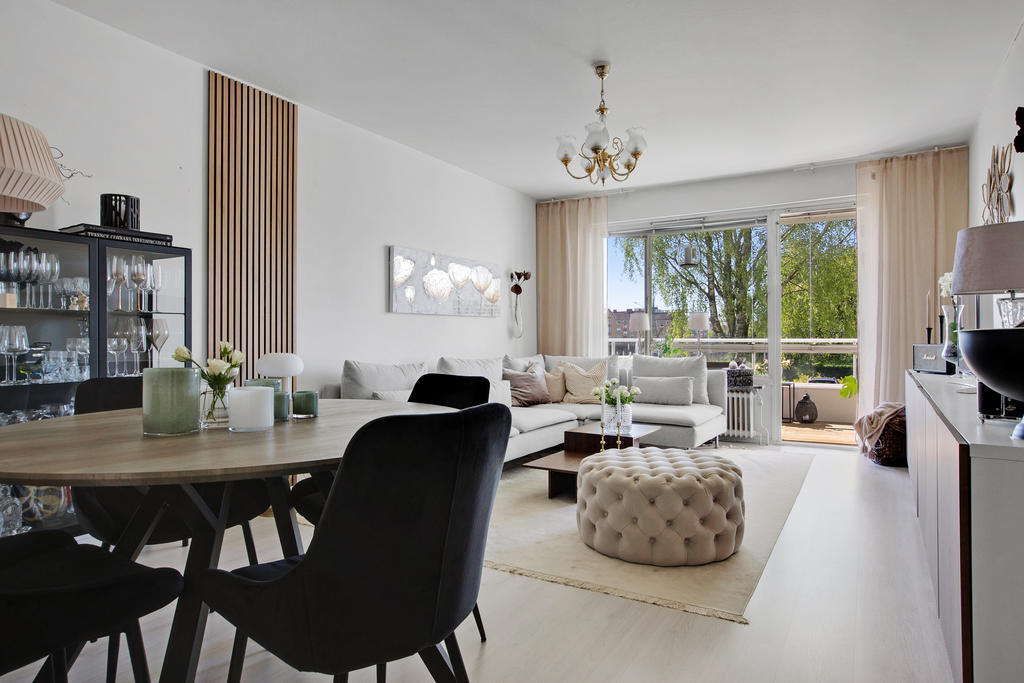 Rymligt vardagsrum med gott om plats för matbord, soffgrupp och tv-möbel