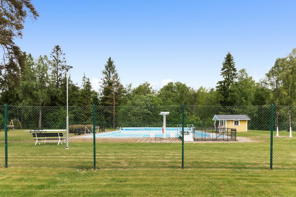 Sjövikens bassäng med en tre meters trampolin.