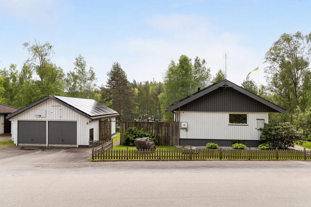 Huset från Eseredsvägen. Till huset hör ett stort dubbelgarage.