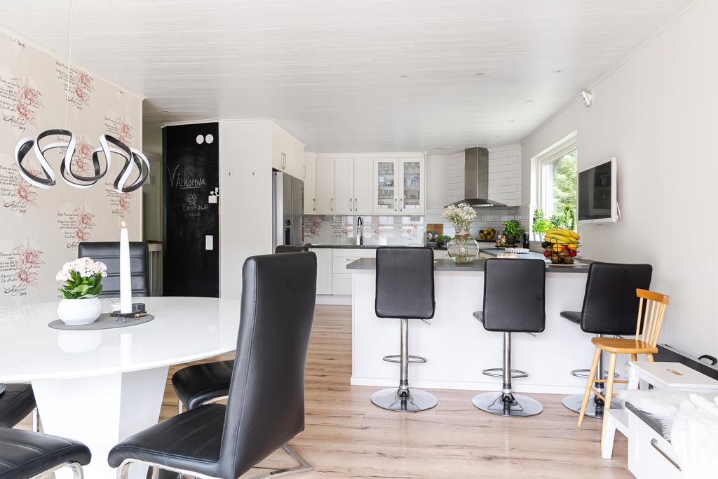 Stort kök med mycket förvaring och stor plats för matbord.