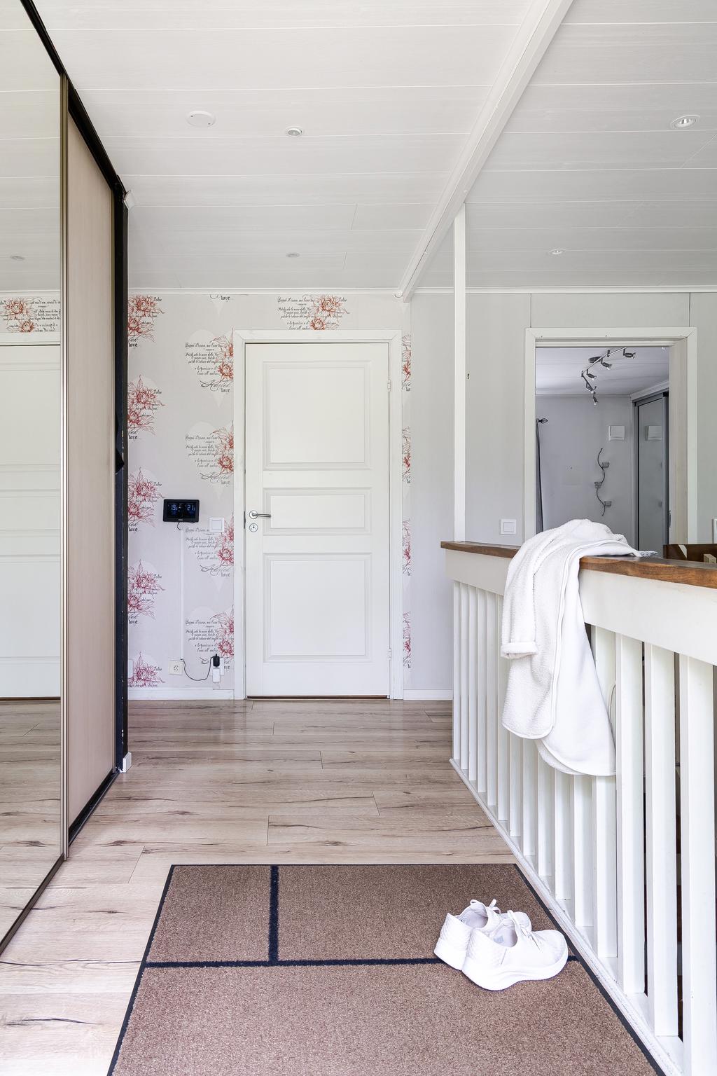 Entréhallen med bra förvaring till era ytterkläder.