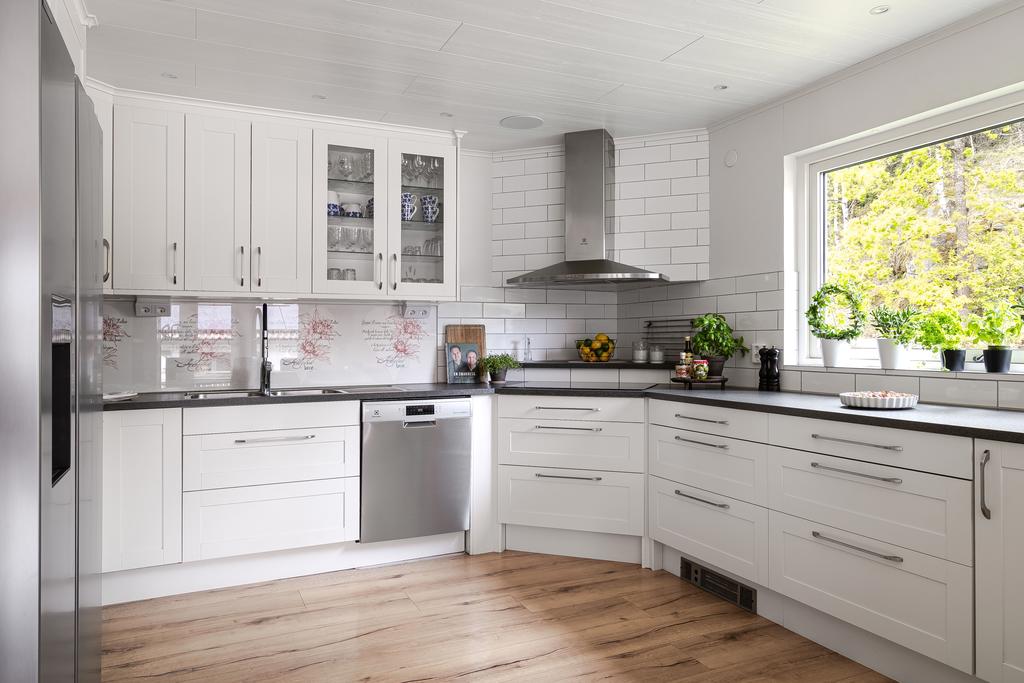 Ljust fint kök med bra arbetsytor.