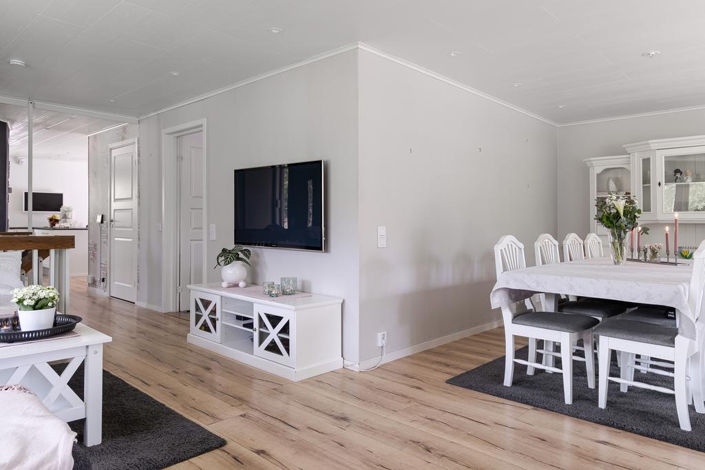 Vardagsrum i öppen planlösning mot entréhall och kök.