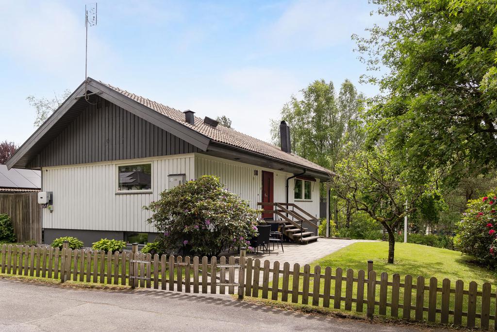 Husets entré från Eseredsvägen.