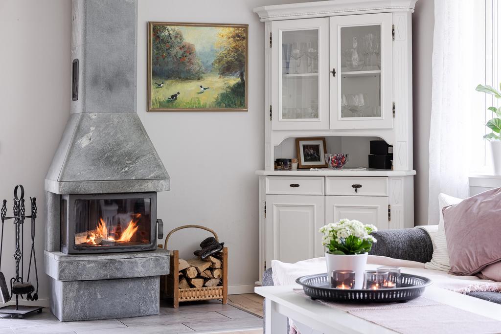 I vardagsrummet finns en härlig täljstenskamin.
