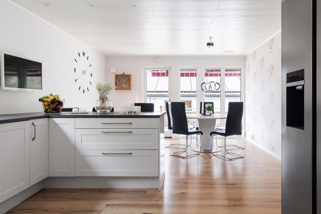 Stora fönster som släpper in bra med ljus på till matplatsen.