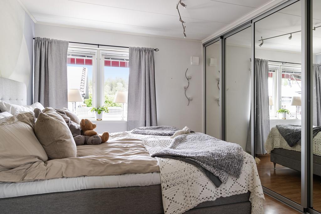 Sovrummet på entréplan. Mycket förvaring till kläder bakom skjutpartierna.