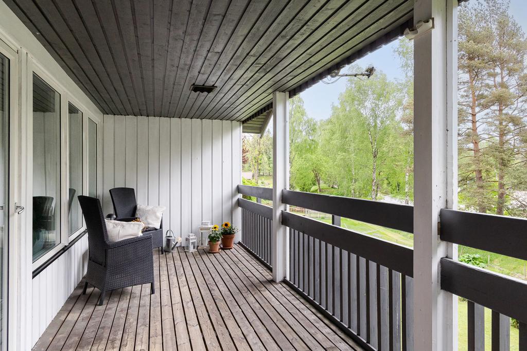 Stor balkong med sol stora delar av dagen.