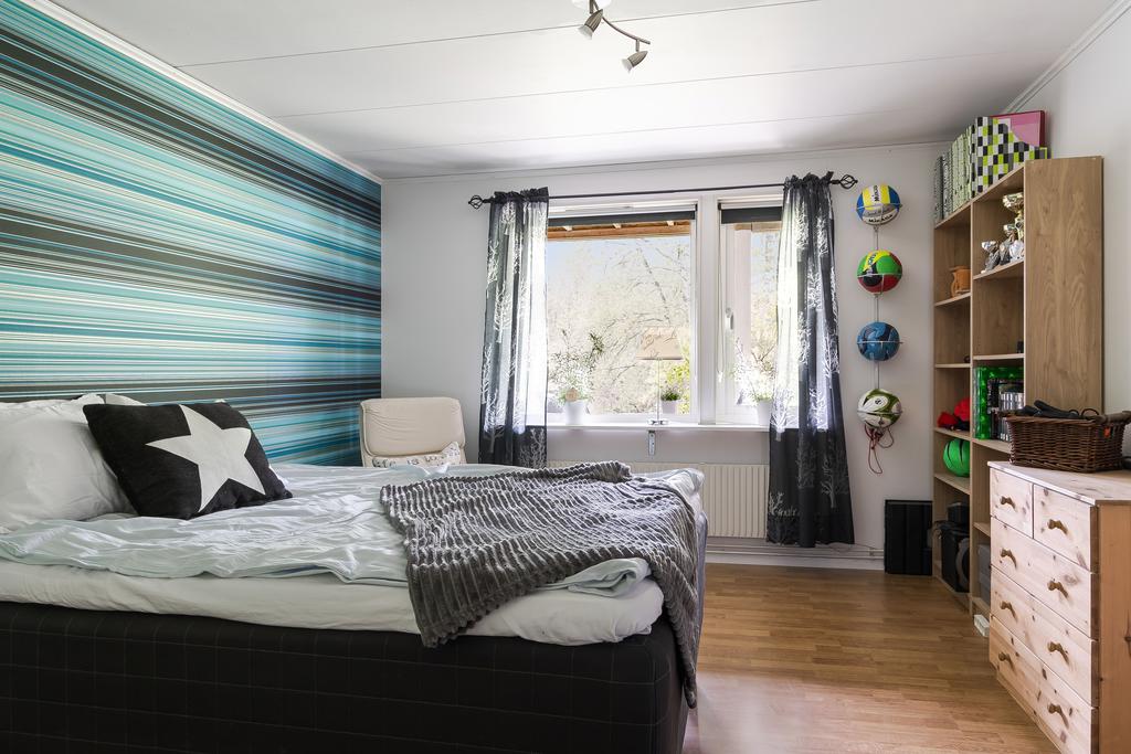 Rejält sovrum på källarplan.