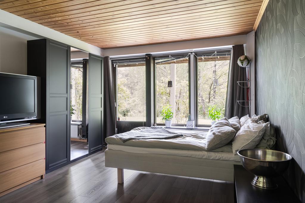 Stort sovrum på källarplan. Härifrån kommer ni direkt ut till trädgården.