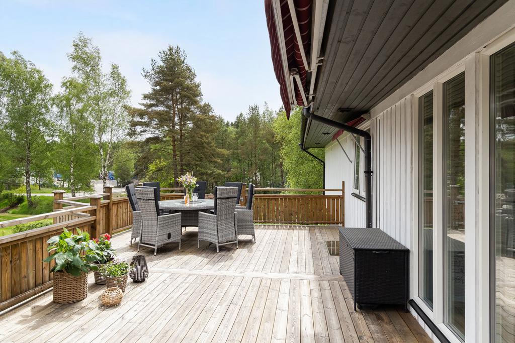 På husets ena långsida finns denna stora altan. Blir det för varmt finns en stor markis att fälla ut.