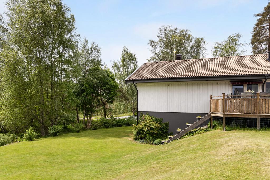 Stor trädgård i olika etage.