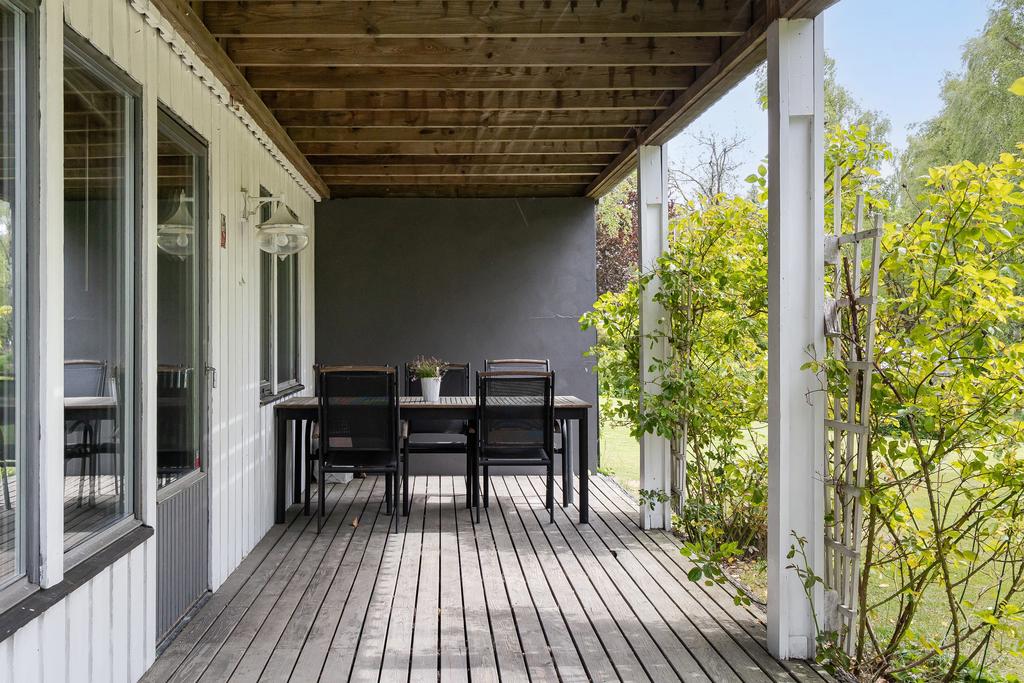 Uteplats vid de två sovrummen i källaren.