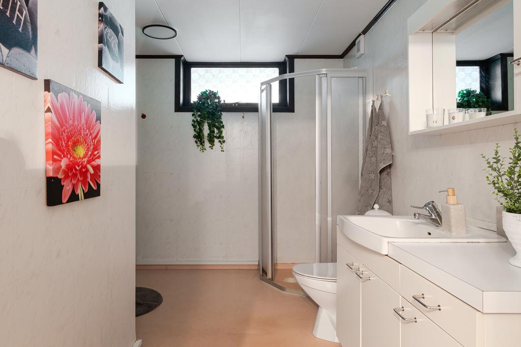 Stort badrum med dusch i källaren.