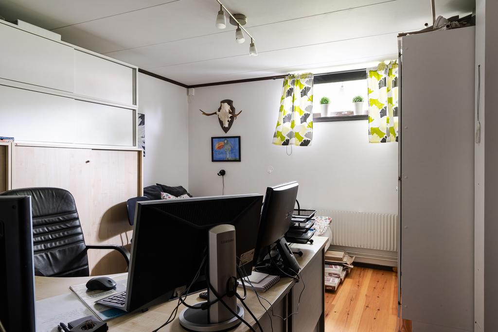 Längst in i källaren finns detta rum som idag används som kontor.