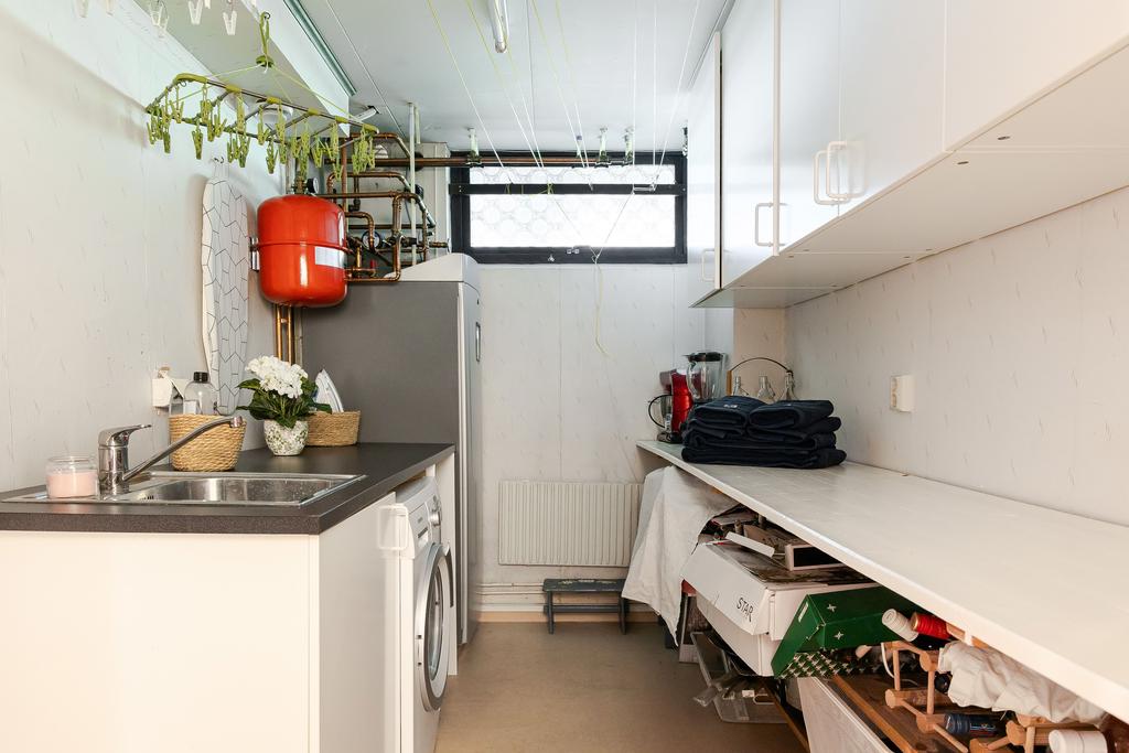 Tvättstuga med bra arbetsytor.